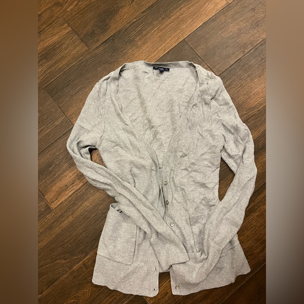 ✨Gap long sleeved gray cardigan, size small✨